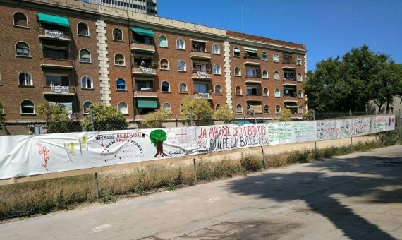 Valla que delimita uno de los solares de Drassanes, cubierta con pancartas / CEDIDA