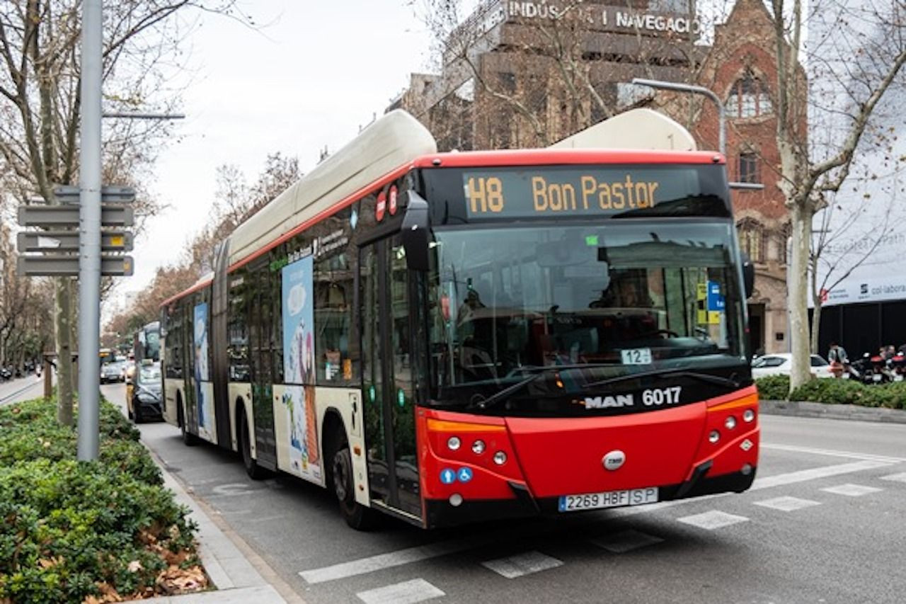 Un bus H-8, a su paso por la Diagonal, en el que suelen actuar los carteristas / TMB