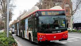 Un bus H-8, a su paso por la Diagonal, en el que suelen actuar los carteristas / TMB