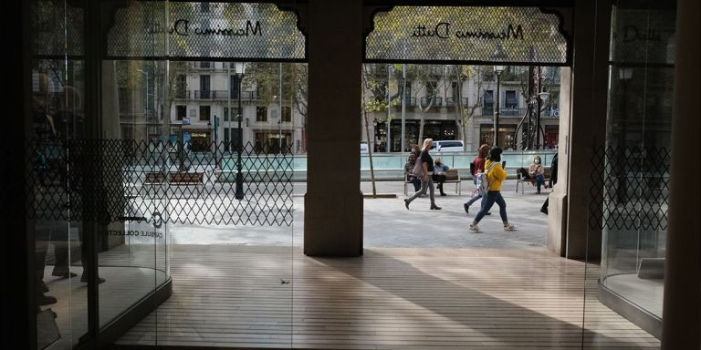 Vecinos de Barcelona paseando por el paseo de Gràcia / PABLO MIRANZO