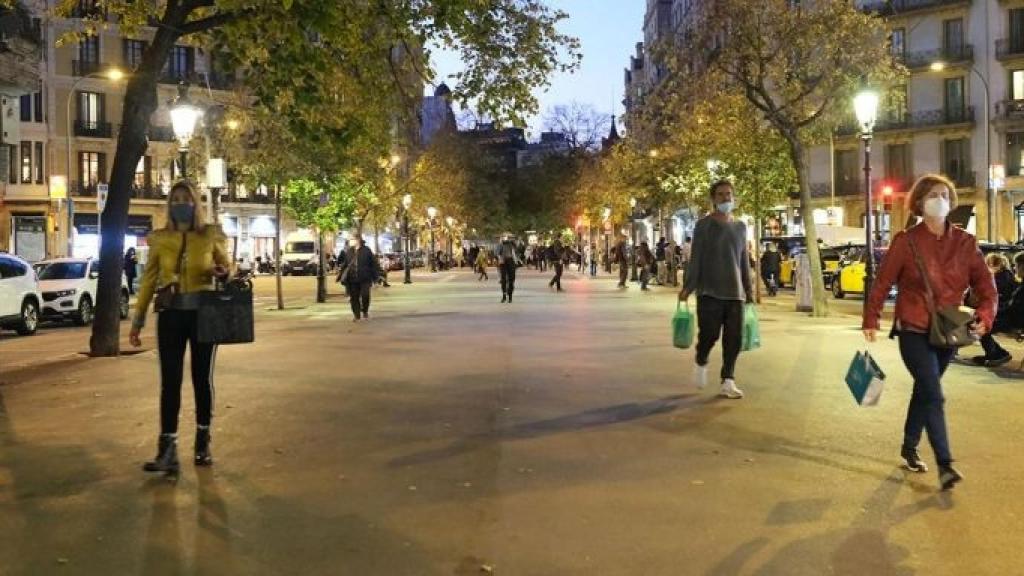 Barceloneses, con bolsas, pasean por la parte alta de la Rambla Catalunya / PABLO MIRANZO