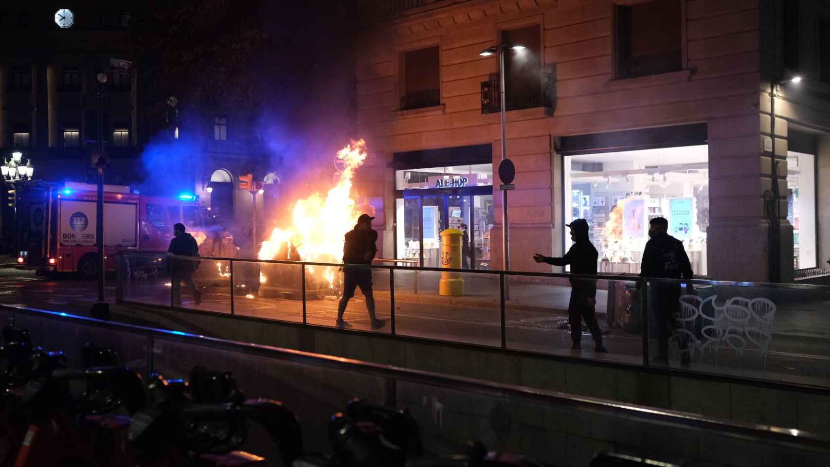 Disturbios durante la protesta contra las restricciones en el centro de Barcelona / PABLO MIRANZO