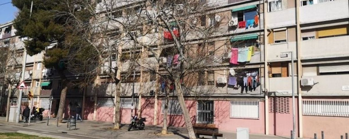 Bloques del barrio del Besòs-Maresme, muchos de ellos con aluminosis / METRÓPOLI - GUILLEM ANDRÉS