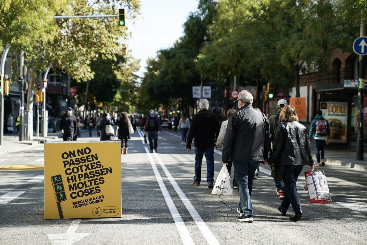  Ambiente en la calle Creu Coberta en Sants durante un corte de tráfico / AYUNTAMIENTO