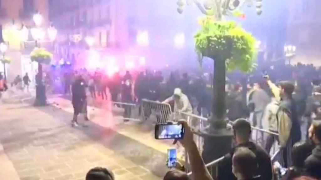 Tensión entre los Mossos y los manifestantes de varios sectores y negacionistas en el centro de Barcelona / TWITTER