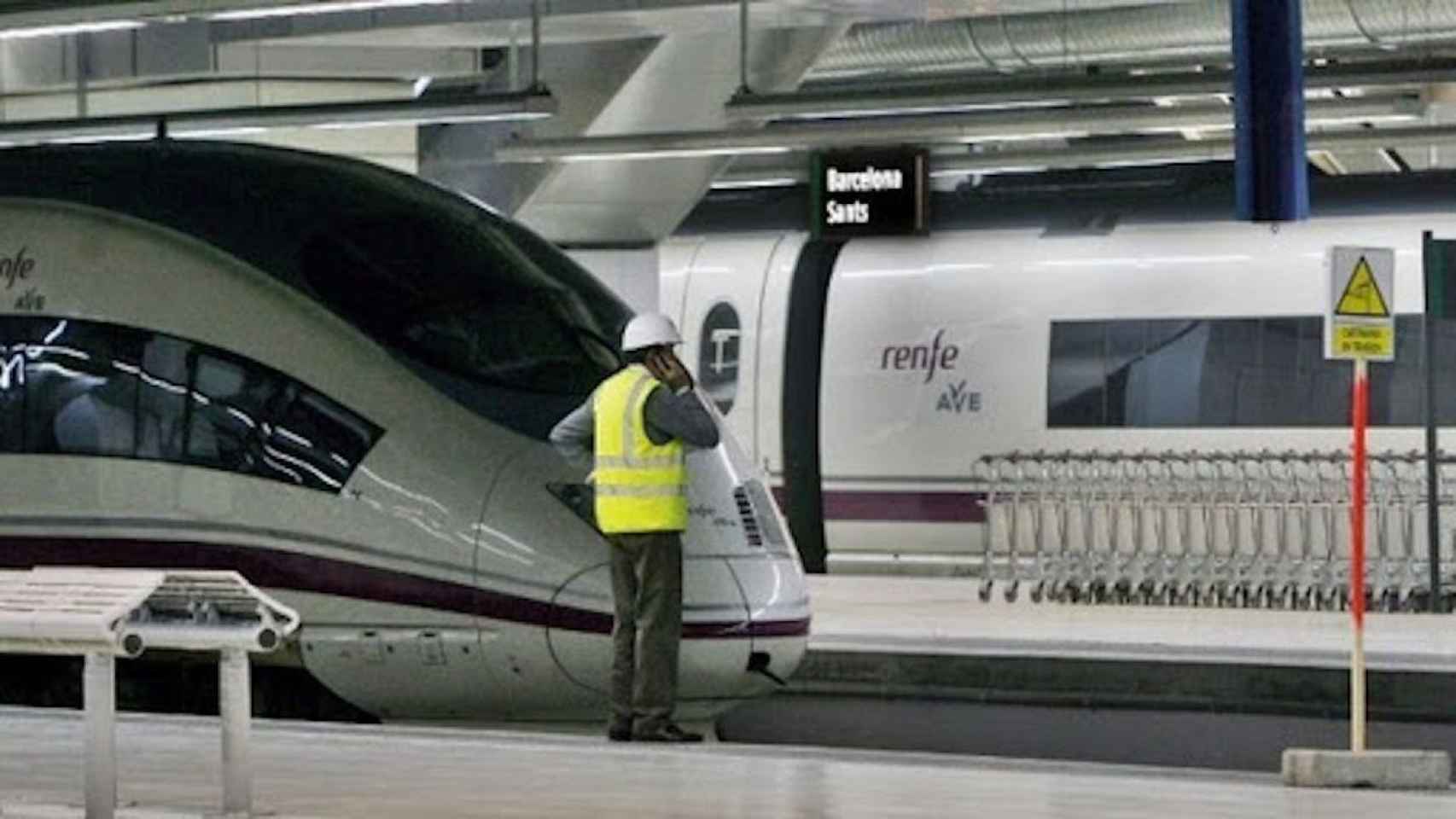 Un trabajador de Renfe en los andenes de la estación de Sans, en Barcelona / EFE