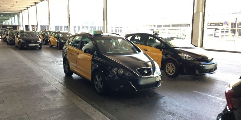 Taxis a la espera en la T1 / RP