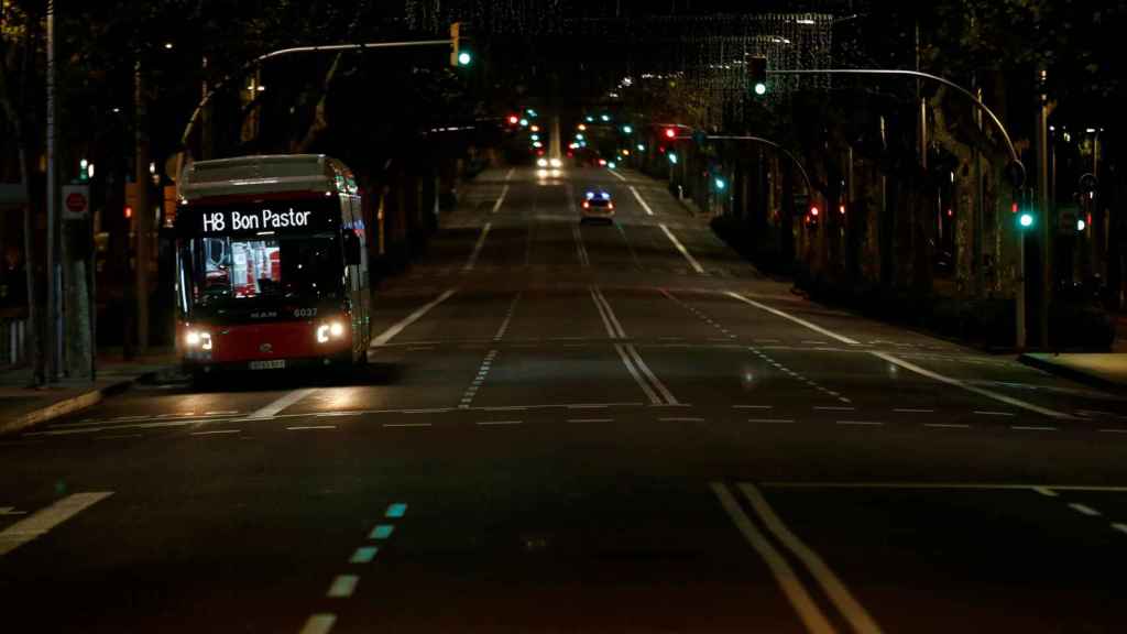 Un autobús nocturno, uno de los pocos vehículos que circula por la Diagonal de Barcelona, en la tercera noche del toque de queda / EFE - Toni Albir