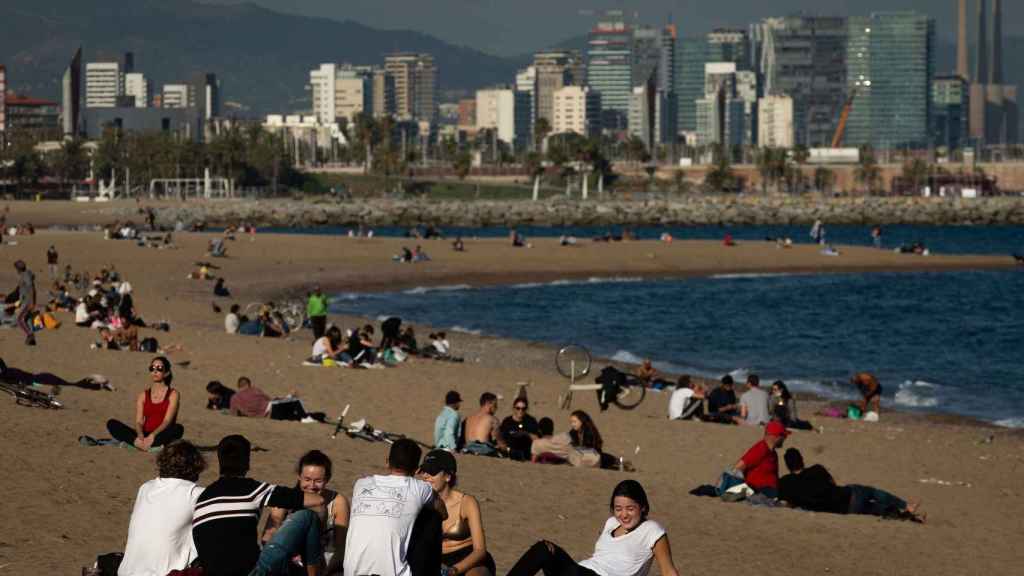 La playa de la Barceloneta, hasta la bandera de personas durante el cierre perimetral de Barcelona / EFE - Enric Fontcuberta