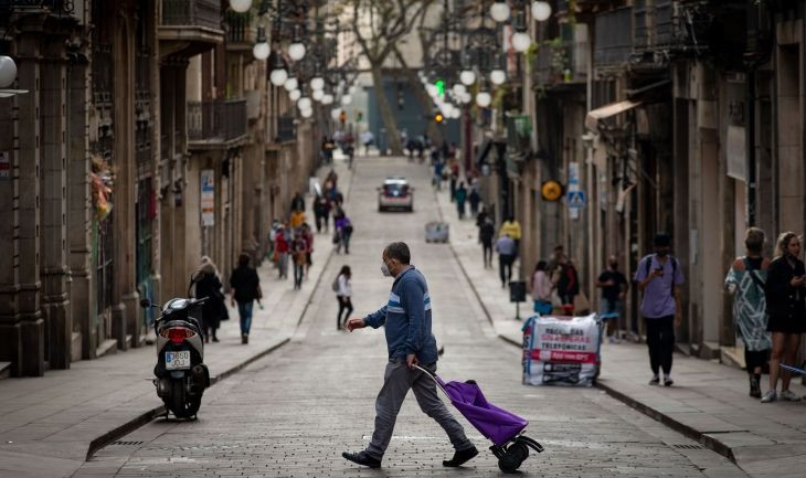 Aspecto de una céntrica calle de Barcelona tras acordar el cierre perimetral de Cataluña durante 15 días / EFE - Enric Fontcuberta