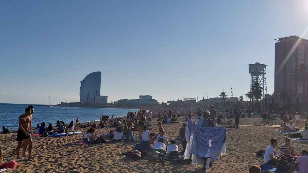 La playa de la Barceloneta, hasta la bandera de barceloneses a pesar de las restricciones por el coronavirus / METRÓPOLI ABIERTA