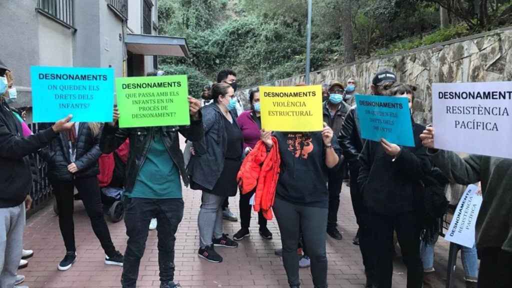 Unos 100 concentrados contra el desahucio de una familia con niños en el barrio de Ciutat Meridiana, en el distrito de Nou Barris, en Barcelona / EP