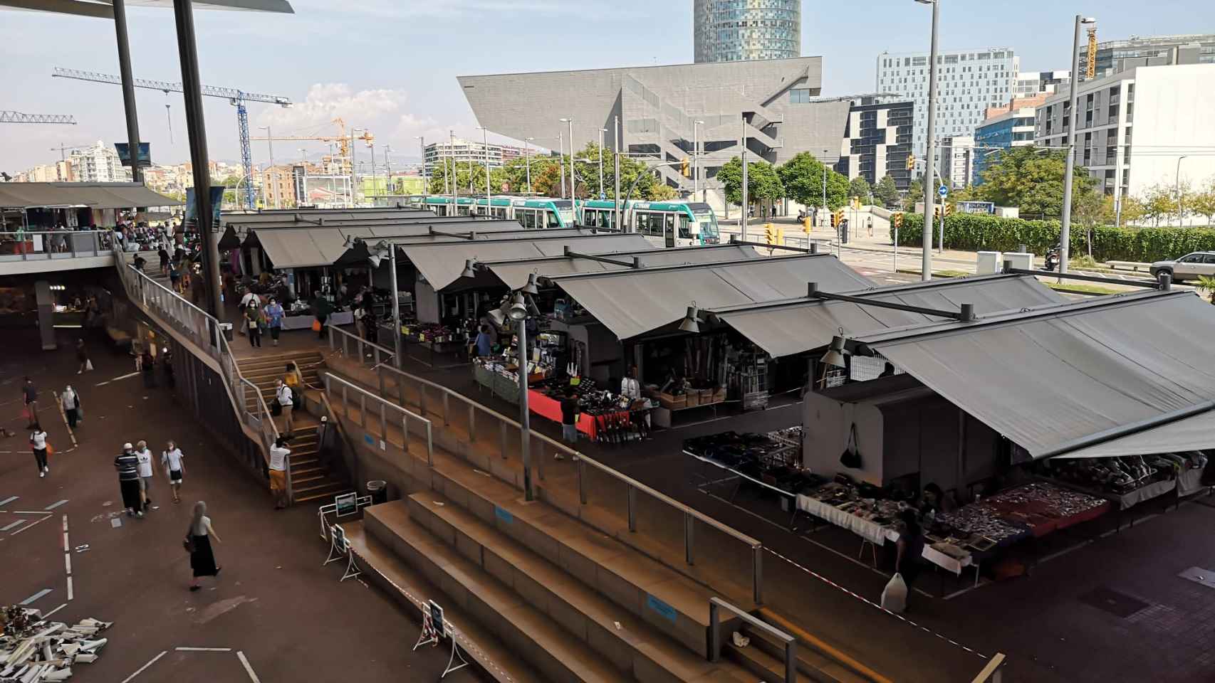 Ambiente en el mercado de los Encants en un mediodía de 2020 / G.A