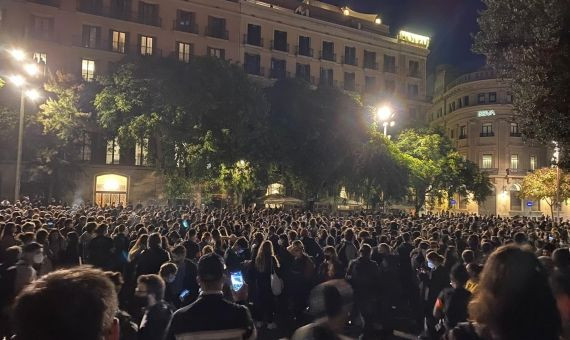 Concentración de gente en protesta contra los desalojos en la plaza de la Catedral / ARRAN