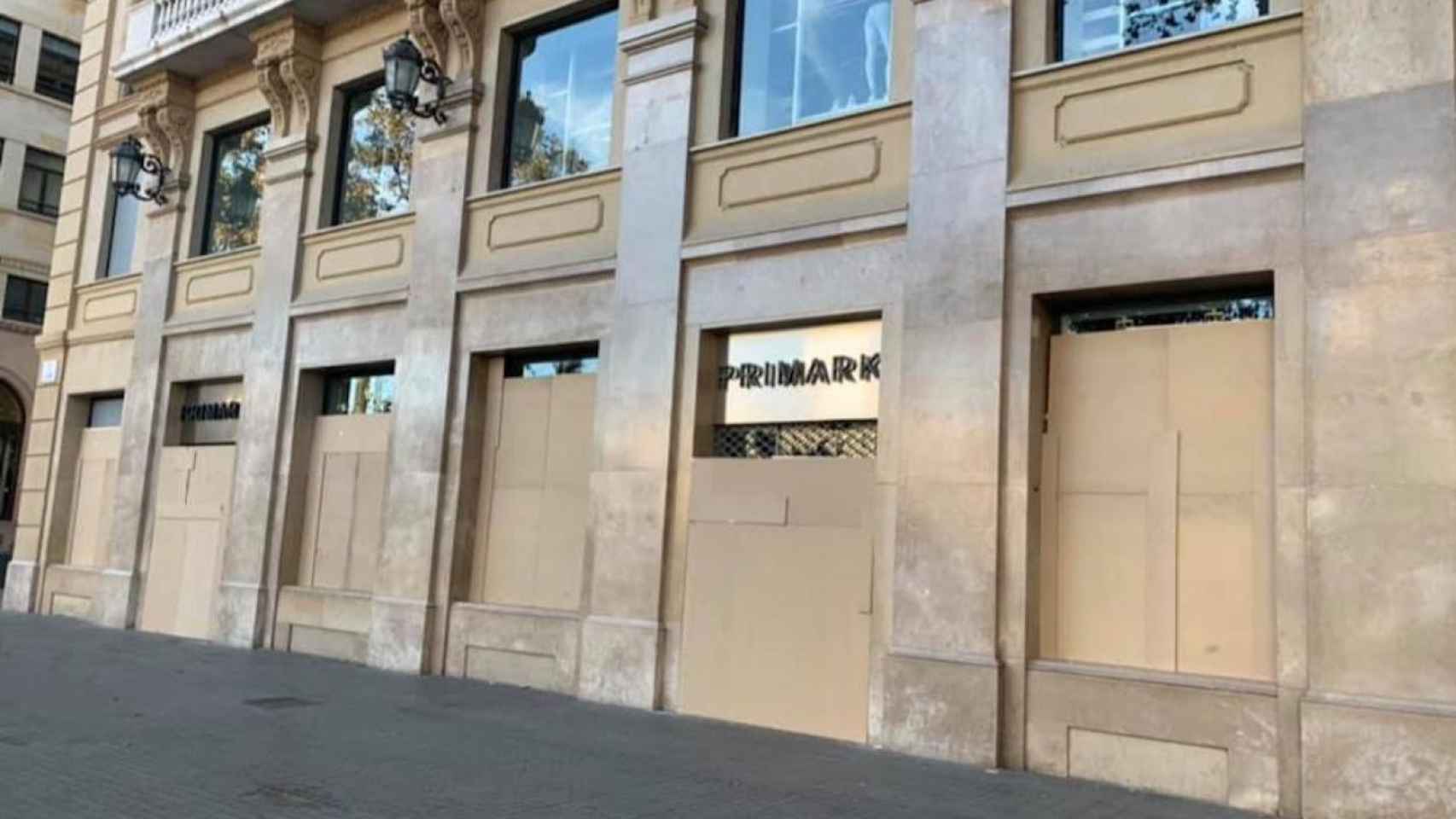 El Primark de plaza Catalunya, tapiado tras los disturbios de este fin de semana / MA