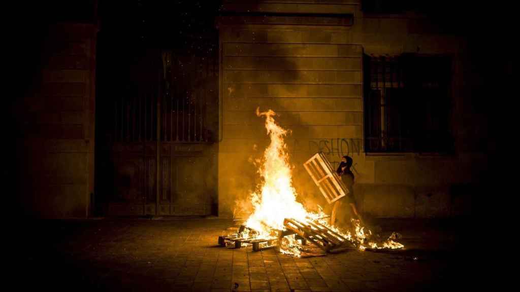 Barricadas cerca del Ayuntamiento de Barcelona este sábado por la noche / AGENCIAS