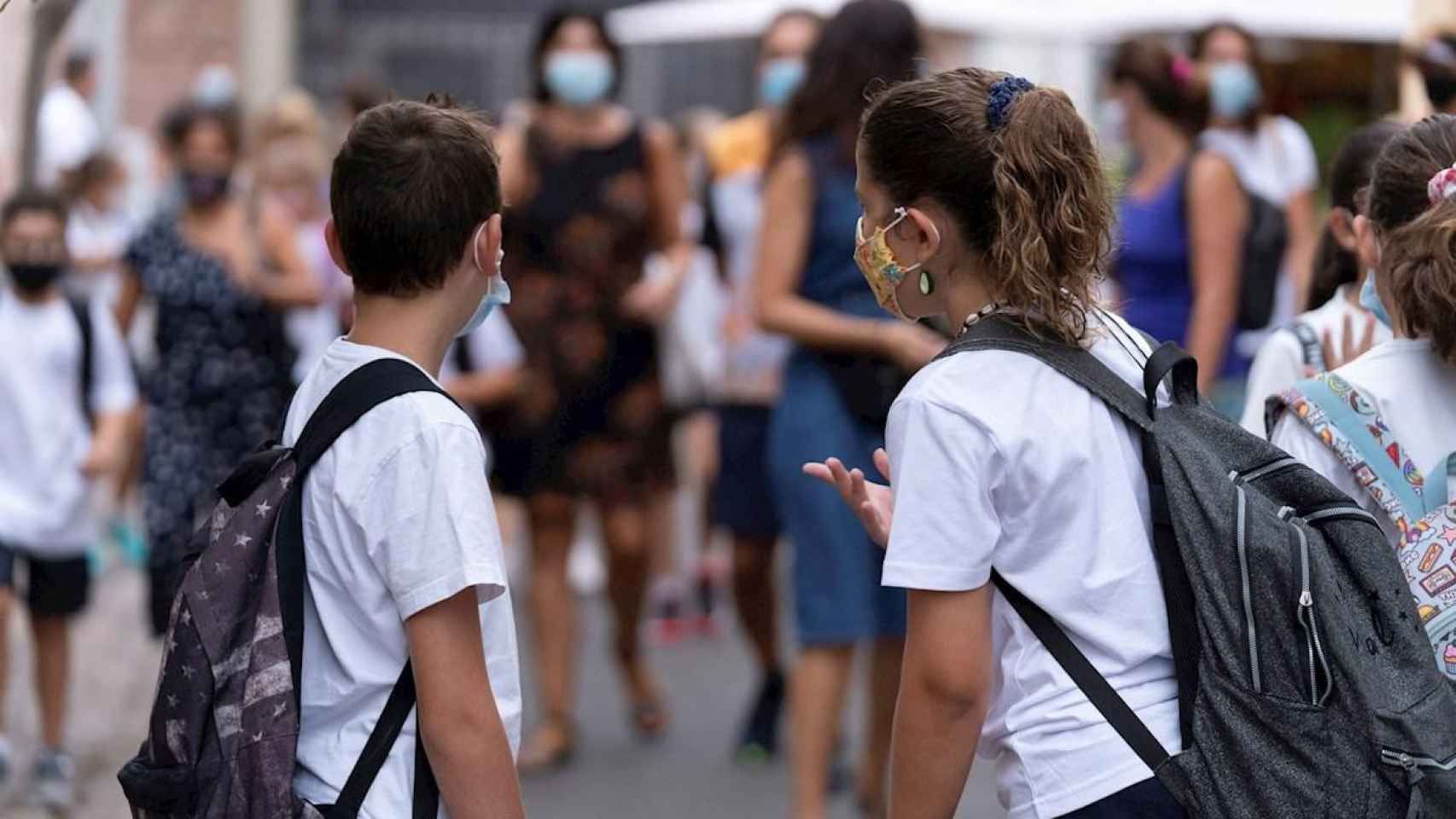 Dos alumnos, a punto de entrar en uno de los colegios de Barcelona / EFE