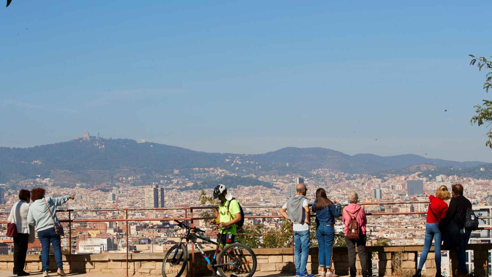 Varias personas observan las vistas en los búnkers de el Carmel / EFE - Alejandro García