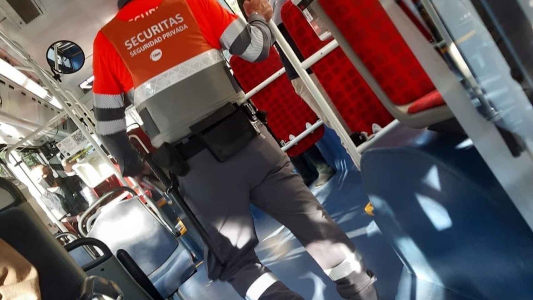 Un vigilante de TMB en un bus de la línea 47, afectada por robos de carteristas / METRÓPOLI ABIERTA