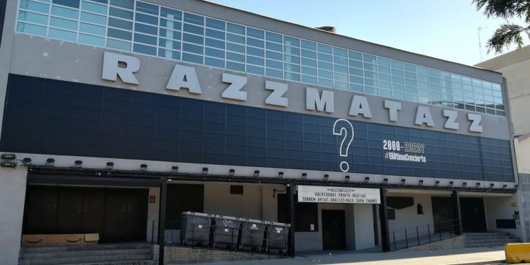 La sala Razzmataz, cerrada hace ocho meses, muestra un interrogante en su fachada / PSDC