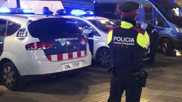 Despliegue de los Mossos d'Esquadra como el que se ha producido tras la muerte de un ladrón en L'Eixample / EFE