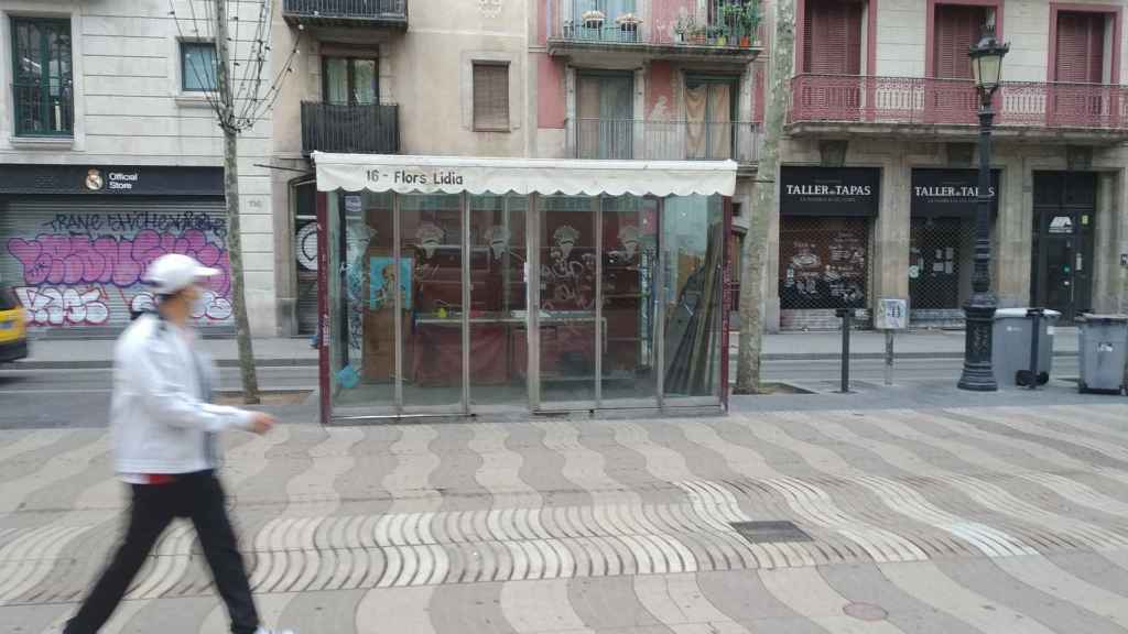 Una floristería de la Rambla, cerrada / JORDI SUBIRANA