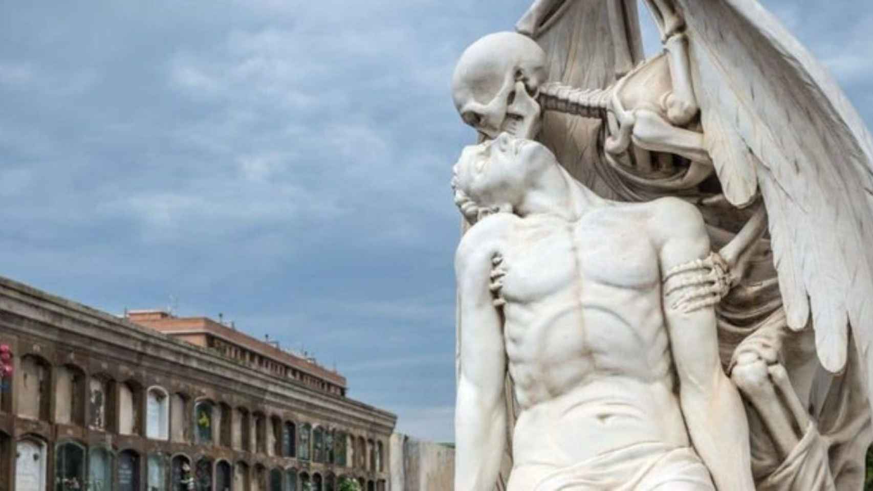 Escultura de la muerte en el cementerio de Poblenou / @JuanjoLara01