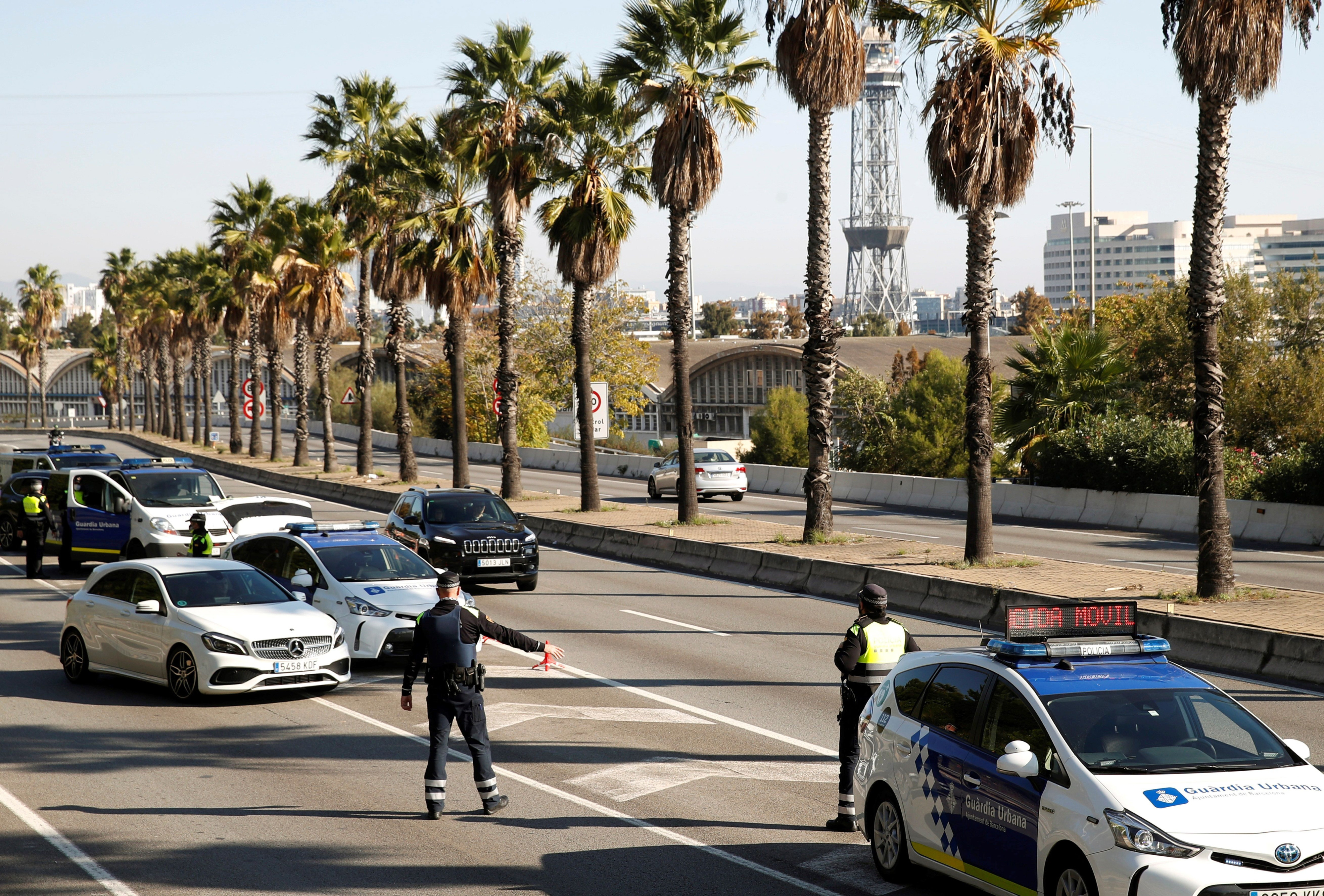 Vista de un control de la Guardia Urbana en la Ronda del Litoral en Barcelona / EFE - Toni Albir