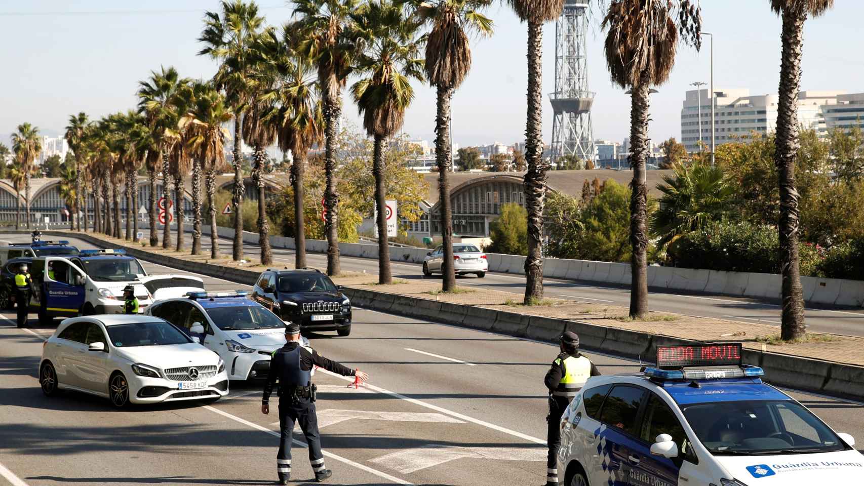 Vista de un control de la Guardia Urbana en la Ronda del Litoral en Barcelona / EFE - Toni Albir