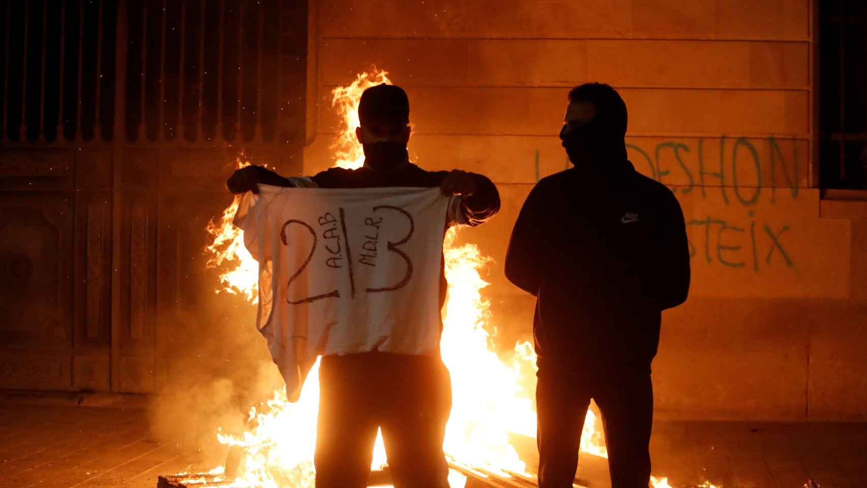 Dos manifestantes durante los disturbios de Barcelona / EFE