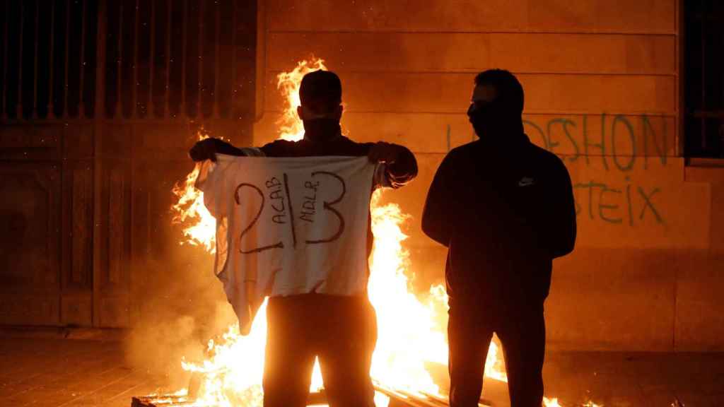 Dos manifestantes durante los disturbios de Barcelona / EFE