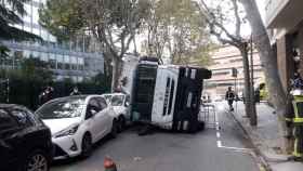 Efectivos de la Guardia Urbana de Barcelona acuden al siniestro de un vehículo de gran tonelaje / BOMBEROS BARCELONA