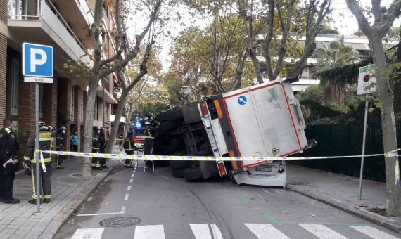 Bomberos trabajando en el lugar donde el camión ha volcado / BOMBEROS