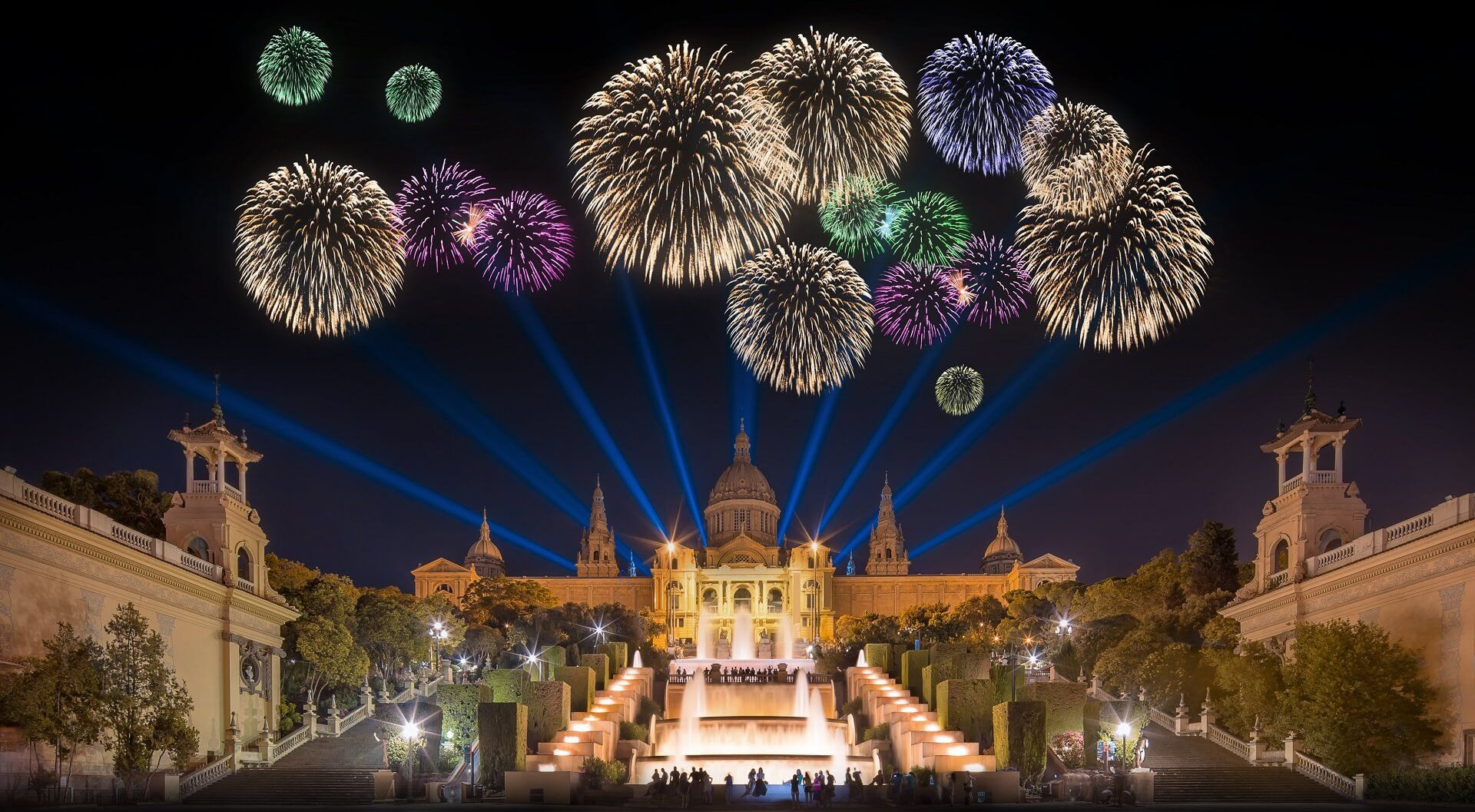 Fuegos artificiales en Barcelona durante la noche de fin de año / ARCHIVO