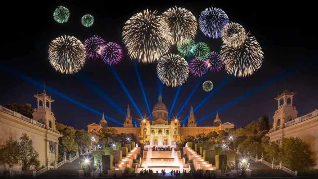 Fuegos artificiales en Barcelona durante la noche de fin de año