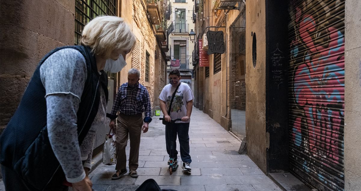 Gente camina por la calle de la Carassa en el barrio de la Ribera / PABLO MIRANZO