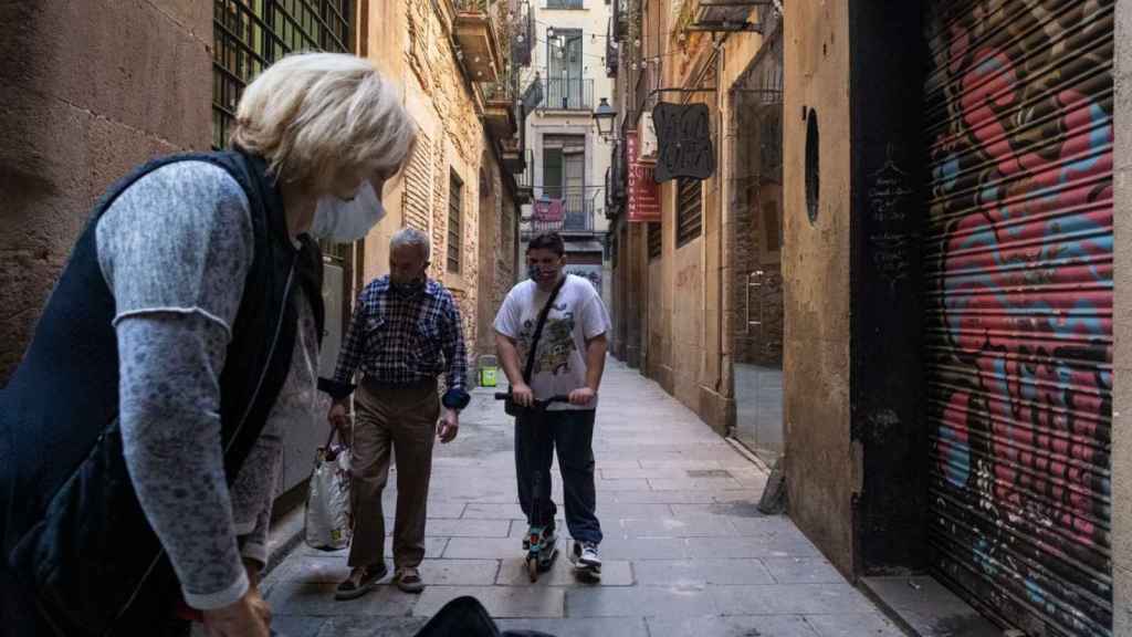 Gente camina por la calle de la Carassa en el barrio de la Ribera / PABLO MIRANZO