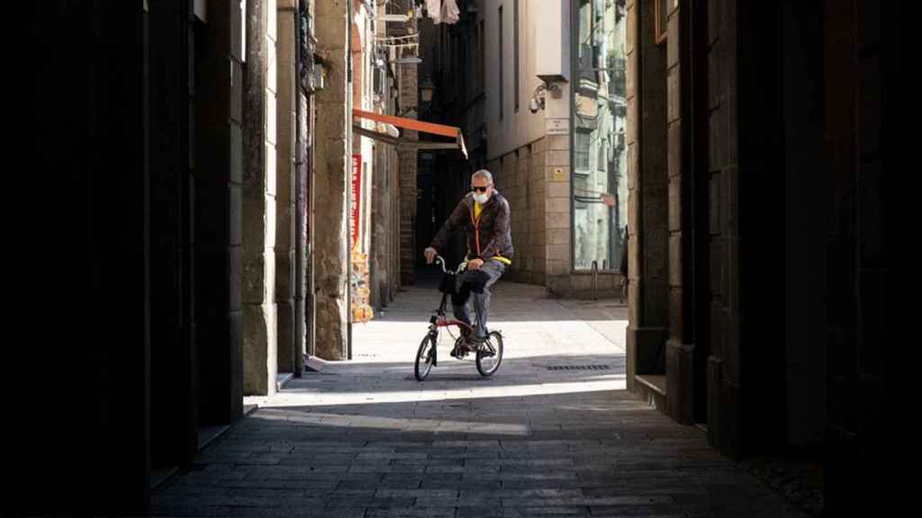 Un hombre pasea en bici por la calle dels Flassaders / PABLO MIRANZO