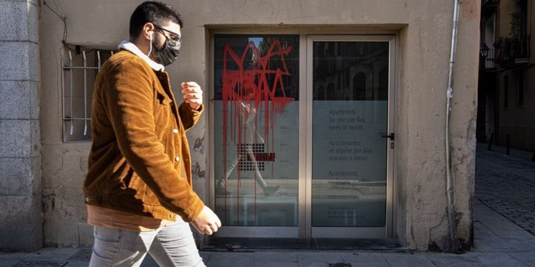 Un hombre camina por la calle de l´Arc del Teatre / PABLO MIRANZO