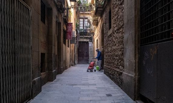 Una mujer cruza la calle de la Carassa / PABLO MIRANZO