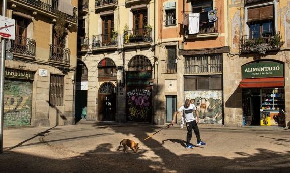 Un hombre pasea a su perro por la calle dels Flassaders / PABLO MIRANZO