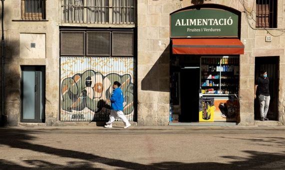 Una mujer camina por la calle dels Flassaders / PABLO MIRANZO