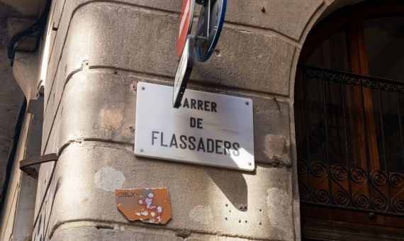 Letrero en la calle dels Flassaders en Barcelona / PABLO MIRANZO