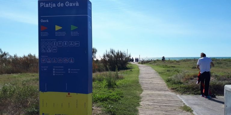 Acceso a la playa de Gavà / RP