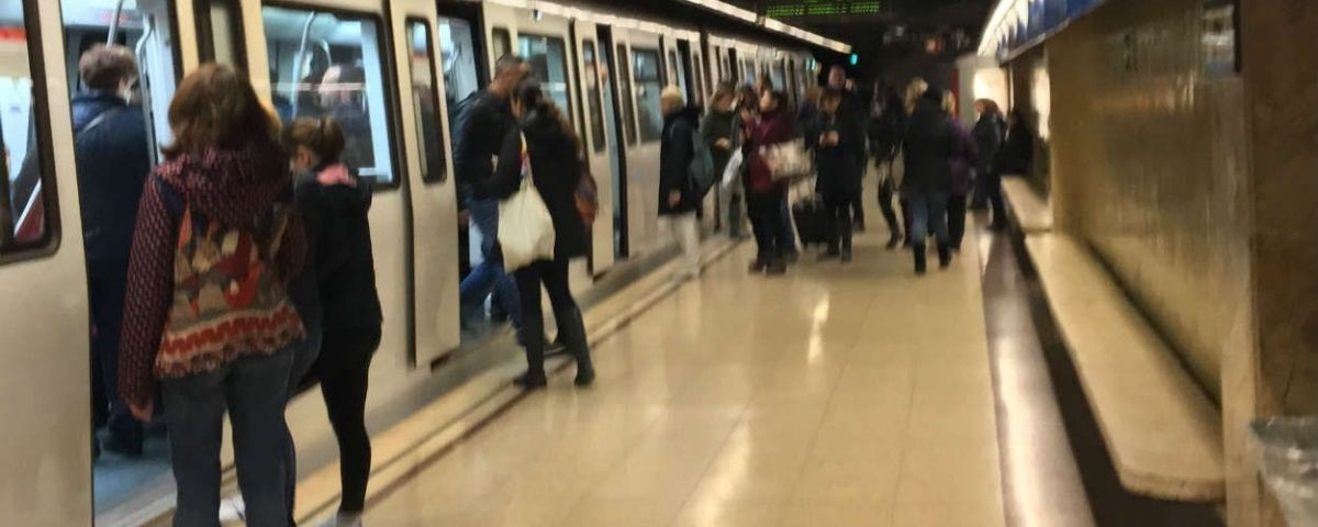 Viajeros en el metro de Barcelona / CR