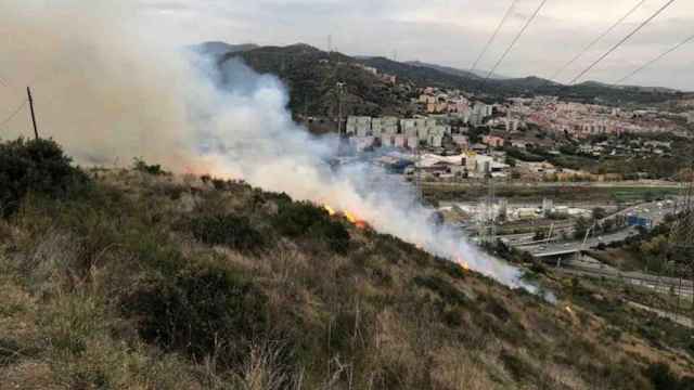 Incendio en una zona forestal de Torre Baró / RR.SS.