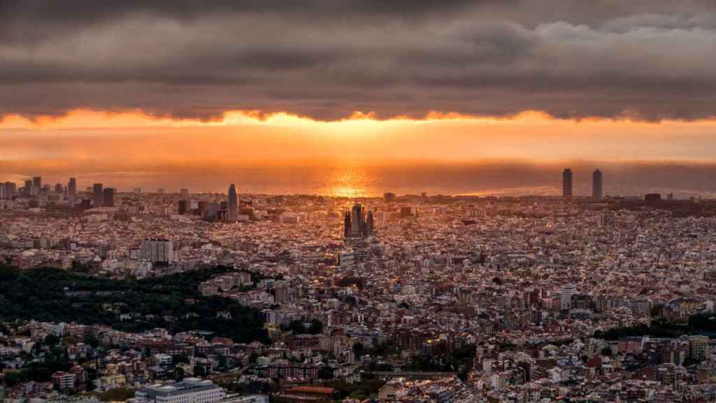 Panorámica de Barcelona al amanecer desde el Observatori Fabra