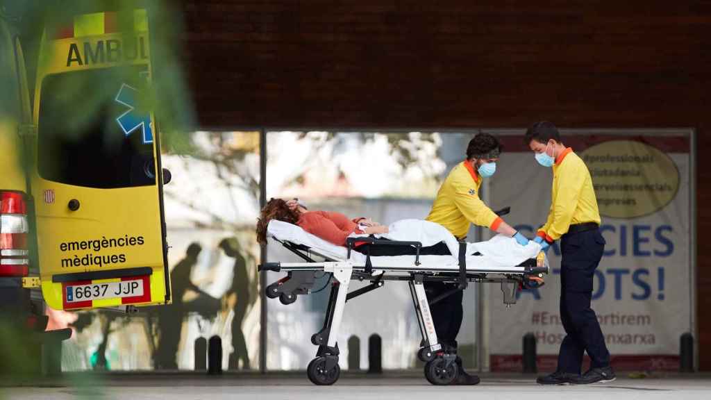 Dos técnicos de emergencias médicas ingresan a un enfermo en el Hospital de Bellvitge de Barcelona / EFE - Alejandro García