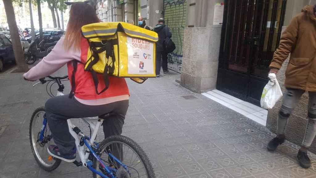 Una de las repartidoras a domicilio de los comerciantes de Sant Antoni que pretenden salvar la campaña de Navidad / EUROPA PRESS