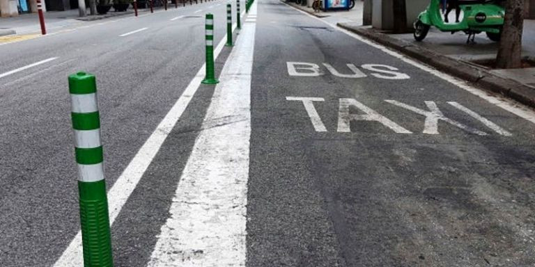 Balizas para separar el carril bus en Barcelona / TMB